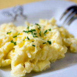 how-to-make-perfect-fluffy-scrambled-eggs-2159165.jpg
