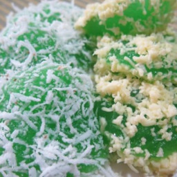 How to Make Pichi-Pichi with Grated Cheese and Coconut