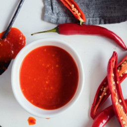 how-to-make-your-own-sriracha-chilli-sauce-2479086.jpg