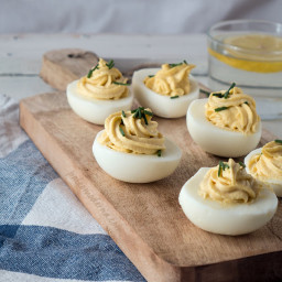 Huevos rellenos con cebolla caramelizada