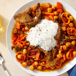 Indian-Style Beef with Chickpeas, Carrots & Peppers