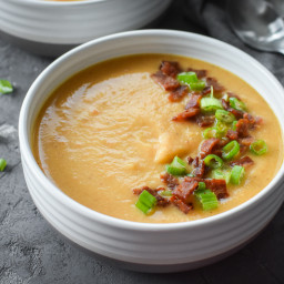 Instant Pot Bacon and Beer Cheese Cauliflower Soup {21 Day Fix}