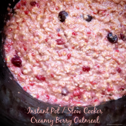 Instant Pot/Slow Cooker Creamy Berry Oatmeal