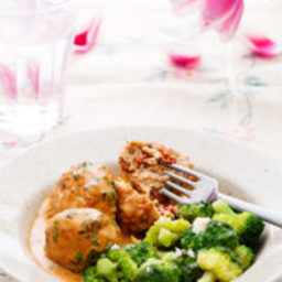 Italian chicken meatballs with cream sauce and broccoli