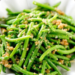 italian-green-beans-recipe-with-parmesan-cheese-and-bread-crumbs-3001620.jpg