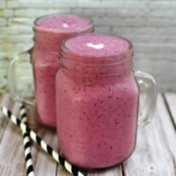 Kale Spinach and Berry Smoothie