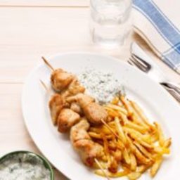 Keto chicken skewers with fries and dip