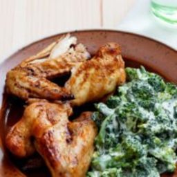 Keto chicken wings with creamy broccoli