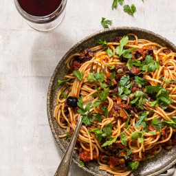 Klassieke spaghetti puttanesca: een pittig pastagerecht