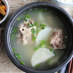 Korean Oxtail Soup (Kkori Gomtang)