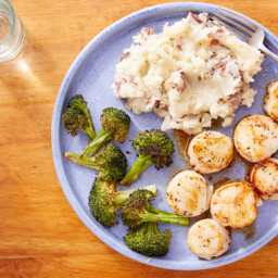 Lemon-Butter Scallops with Mashed Potatoes & Roasted Broccoli