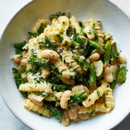 Lemony Pasta With Asparagus and White Beans