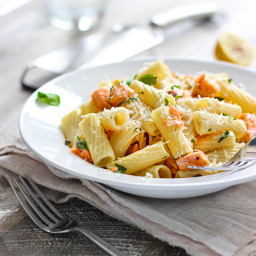 light-lemon-garlic-pasta-with-salmon-2230928.jpg