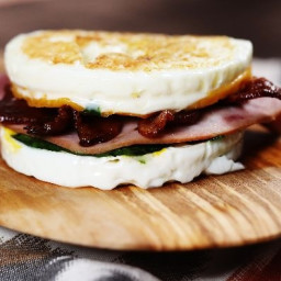 LOW-CARB BACON, EGG AND CHEESE SANDWICH