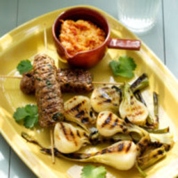 Low-carb beef skewers with grilled onions