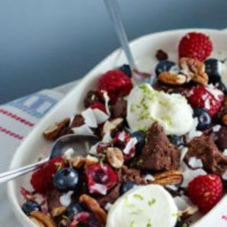 Low-carb chocolate mess with berries and cream