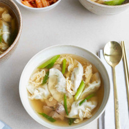 Mandu Guk (Korean Dumpling Soup) Is a Family Favorite