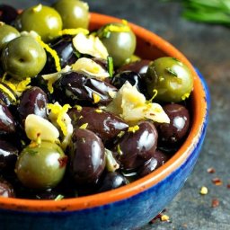 marinated-olives-with-a-red-wine-vinaigrette-2687020.jpg