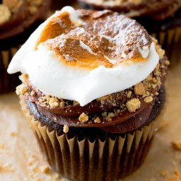 Marshmallow-Filled S'mores Cupcakes
