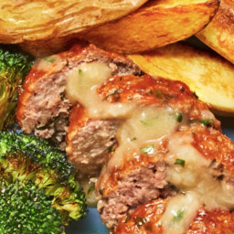 Meatloaf à la Mom with Potatoes, Broccoli & Gravy
