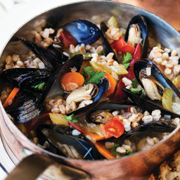 Mediterranean Mussels with Farro and White Wine