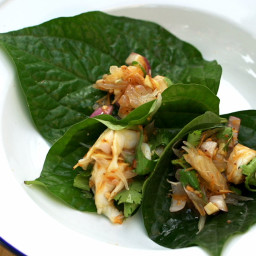 Miang of river prawns and pomelo (miang som oo)