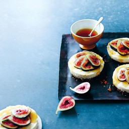 Mini cheesecakes with amaretto figs