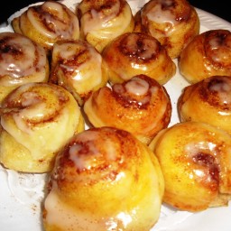 mini-cinnamon-rolls-with-maple-icin-2.jpg