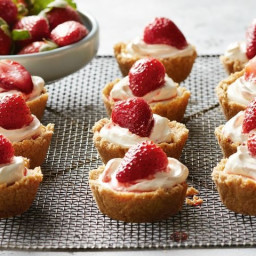 Mini no-bake cheesecakes with strawberries