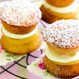 Mini Victoria sponge cakes with lemon curd and cream
