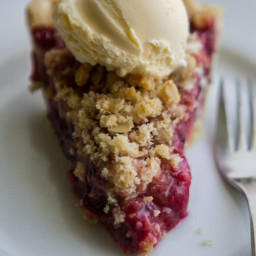 mixed-berry-pie-with-streusel-2677021.jpg