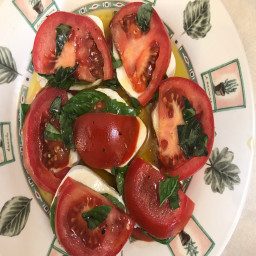 mozzarella-tomato-and-basil-salad-b85edc70a9a20487c056499b.jpg