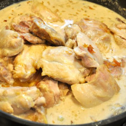 Mughlai chicken with almonds & raisins