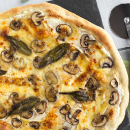 Mushroom and brie white pizza – Easy Cheesy Vegetarian