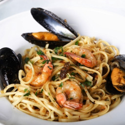 Mussels and Shrimp Pasta with White Wine Sauce