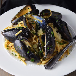 Mussels over Linguine with Garlic Butter Sauce Recipe