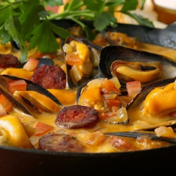 mussels-with-chorizo-tomato-and-wine-2061239.jpg