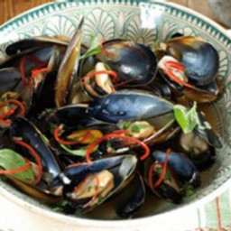 Mussels with lemongrass, basil and wine