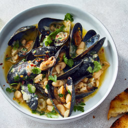 Mussels With White Beans, Garlic and Rosemary