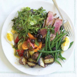 Niçoise Salad with Grilled Tuna and Potatoes