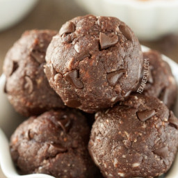 No-bake Chocolate Peanut Butter Protein Balls (vegan, gluten-free, grain-fr