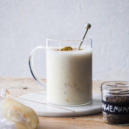 Oat, pear & cardamom smoothie