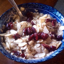 Oatmeal with cranberries and almonds