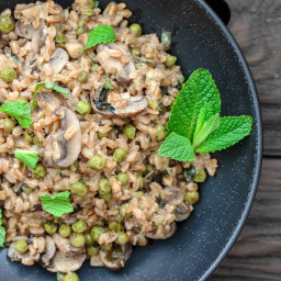 One-Pan Farro Recipe with Mushrooms and Peas