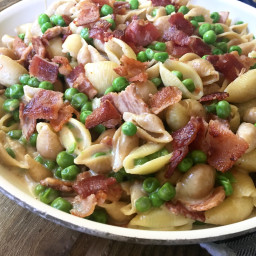 One Pot Alfredo Pasta with Bacon and Peas