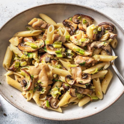 One Pot Creamy Chicken Pasta with Mushrooms, Leeks and Parsley