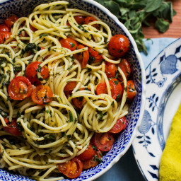 One-Pot Spaghetti With Cherry Tomatoes and Kale