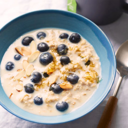 Overnight Oats: No-Cook Blueberry-Almond Oatmeal