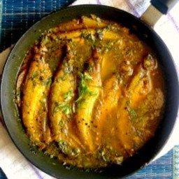 Pabda macher jhol kalojeere ar bodi diye / fish curry with nigella and no-o