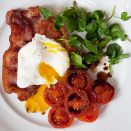 Pan-fried bacon with poached egg and balsamic tomatoes